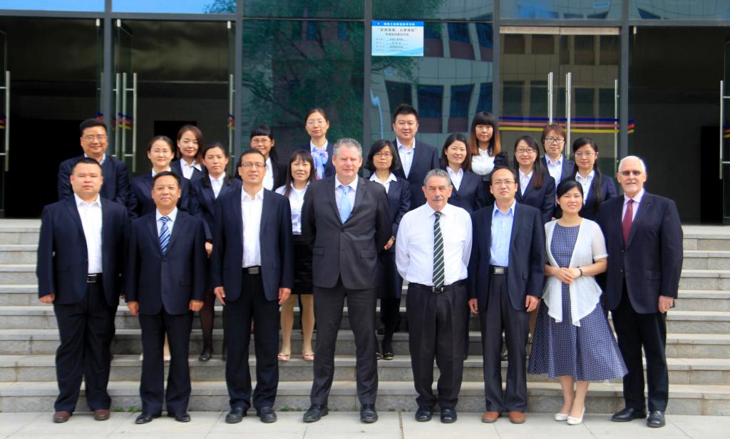 与bob登录入口官网领导与参训教师合影留念