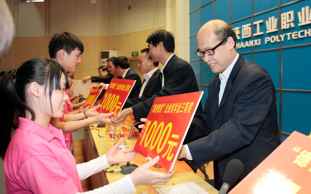 与bob登录入口官网领导为获奖学生颁奖