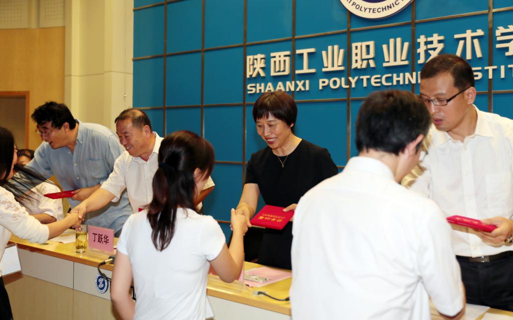 与bob登录入口官网领导为获奖选手及优秀指导教师颁奖