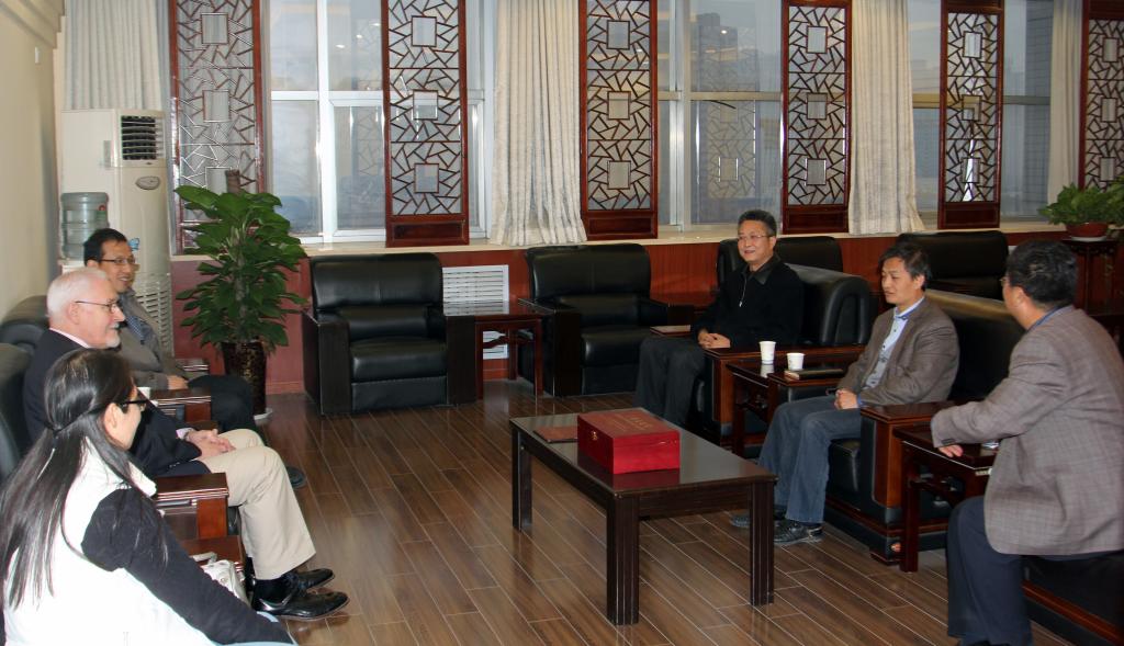 学院副院长杨卫军bob登录入口官网见我院“三秦友谊奖”获得者约翰?斯密斯先生