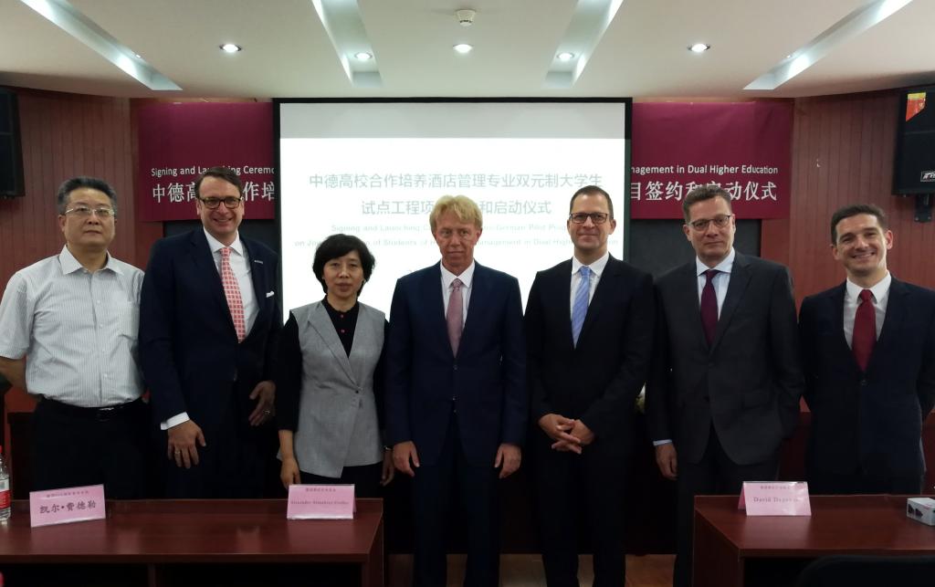 与bob登录入口官网领导合影