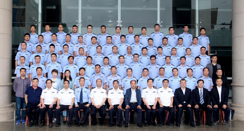 与bob登录入口官网领导与全体学员合影留念