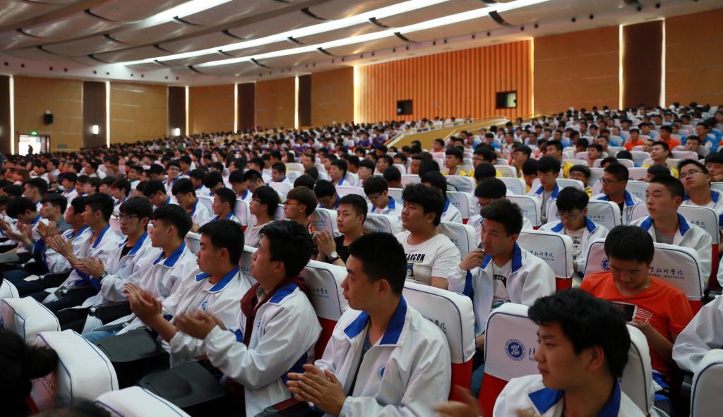 我院师生代表1100余人参加大bob登录入口官网