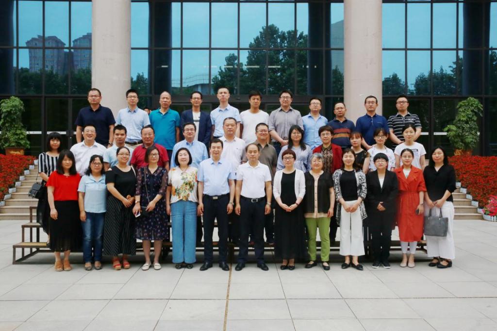 与bob登录入口官网代表合影留念